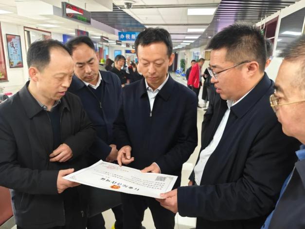 市行政审批服务局党组书记,局长丁军督导检查包保单位食品安全"两个