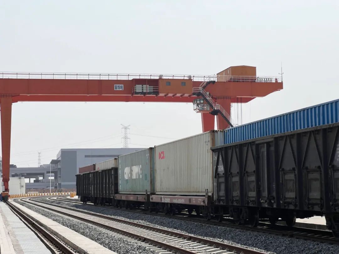 佛山官窑铁路货场地处粤港澳大湾区的广佛都市交界,于2023年8月开通