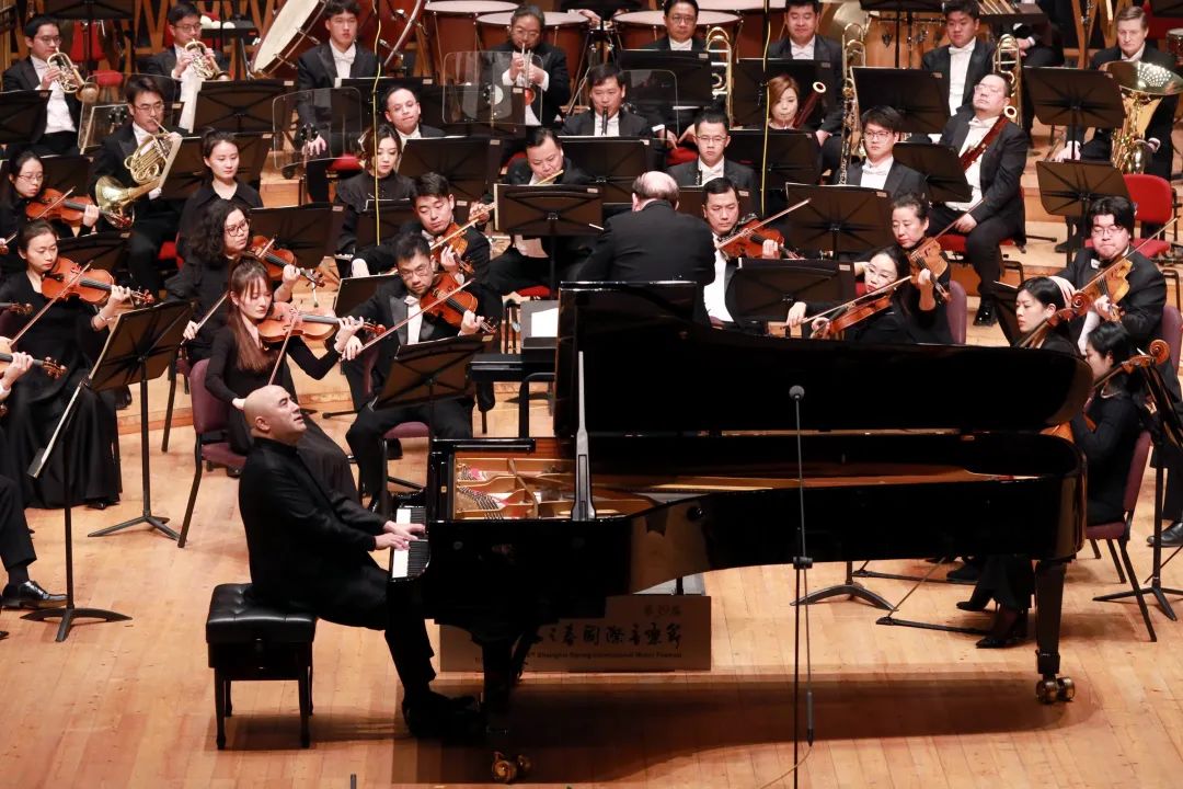 红旗颂》的两支乐团,现场听来充满着澎湃的激情和深情,钢琴家与指挥家