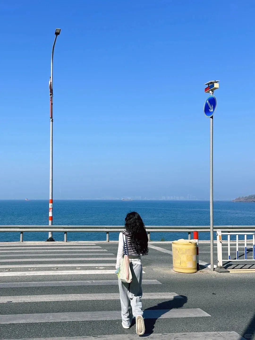 小红书@尤美美惠州的这一段沿海公路,宛若镰仓高校前,日式风十足.