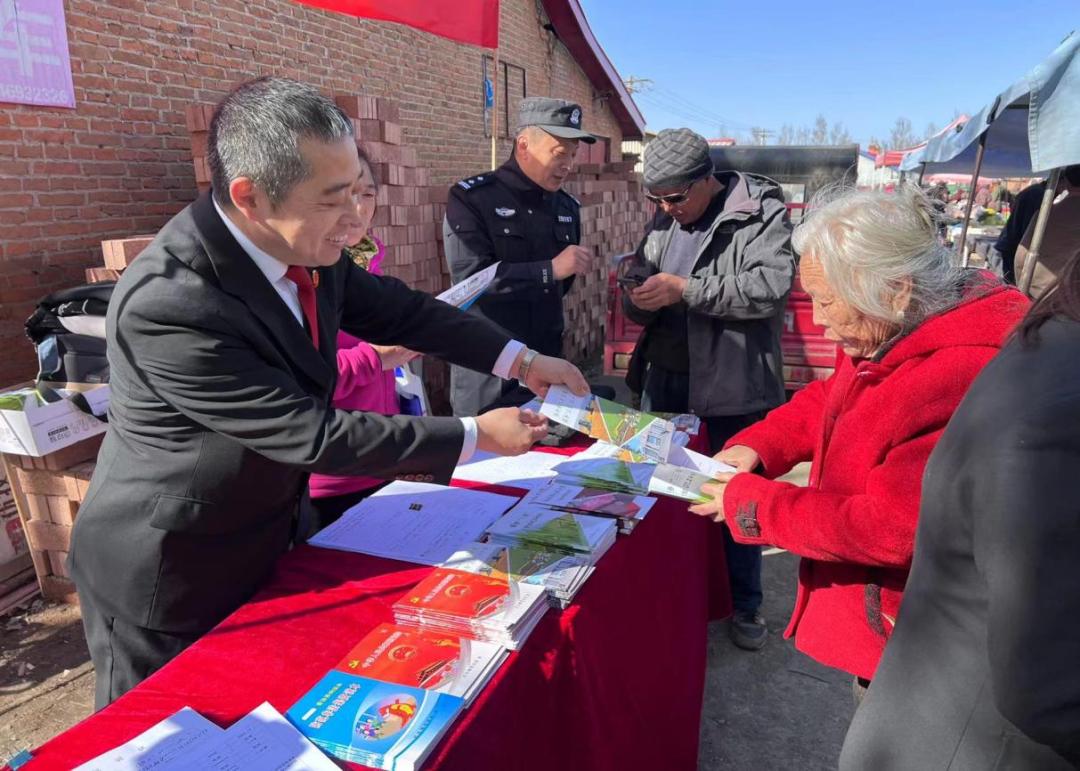 红法榜样凡人小事篇集市上的乡土法官