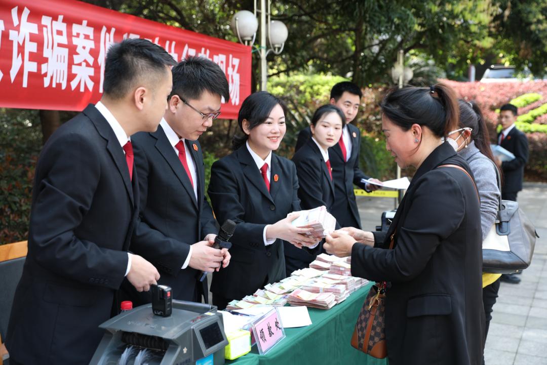 在案件审理过程中即多方联动督促涉案人员主动退脏退赔.