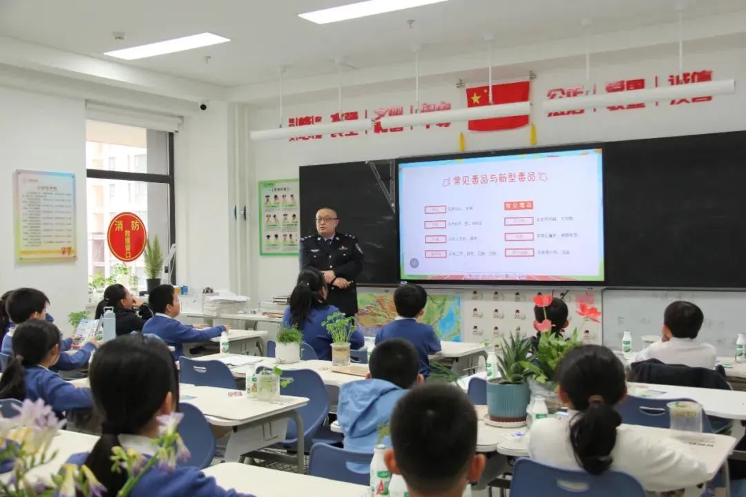 近日,赛罕戒毒所到万锦小学,开展主题为"送法进校园 护航未成年"的