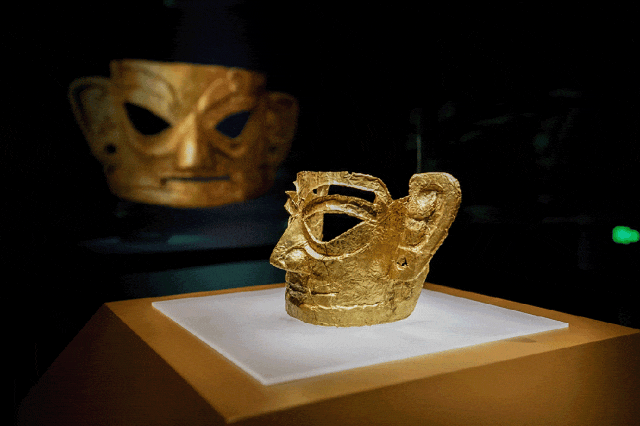 展览以三星堆遗址八号祭祀坑出土的金面具笄发青铜人头像,三星堆遗址