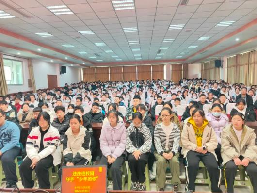 牟平法院法治副校长进校园杜绝不良行为守护少年的你