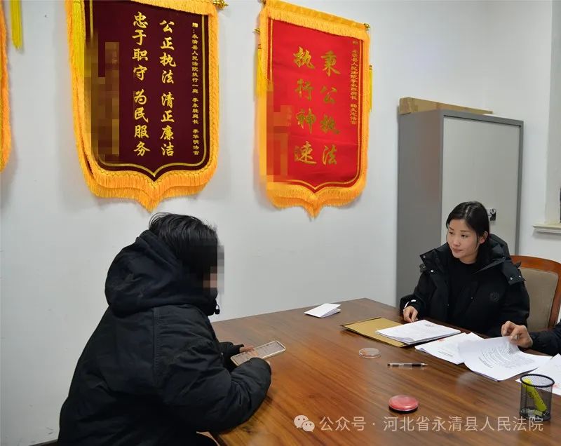 约定由刘某提供价值2万元的定制货架及保温柜,合同中约定了付款时间与