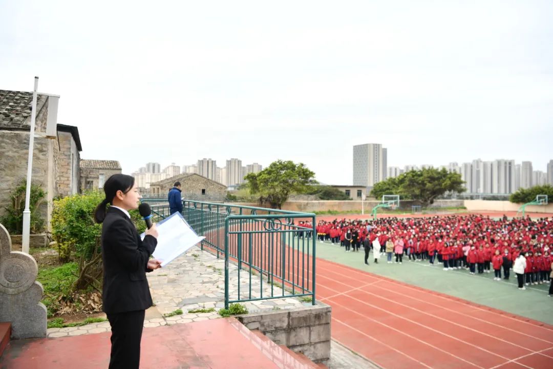 3月18日上午,平潭法院干警前往平潭第一中学,通过思政大讲堂的方式