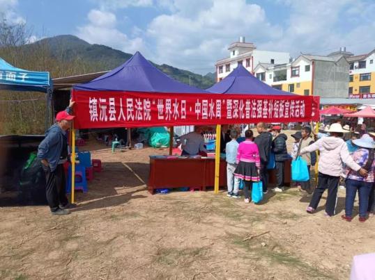 活动现场,县法院干警通过悬挂横幅标语,提供法律咨询,现场讲法等方式