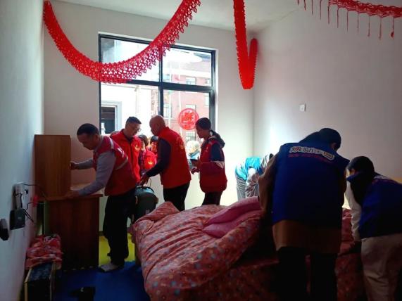 92位爱心人士捐建这个三口之家住进新房