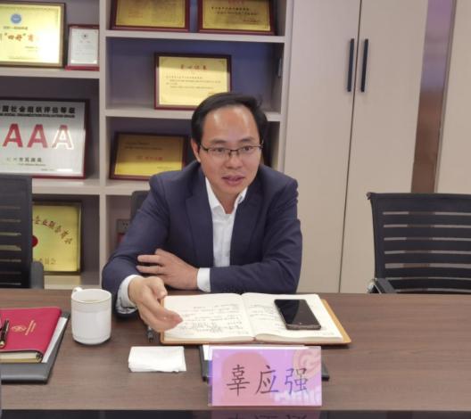 在听取商会的报告后,辜应强对商会的发展规划给予了