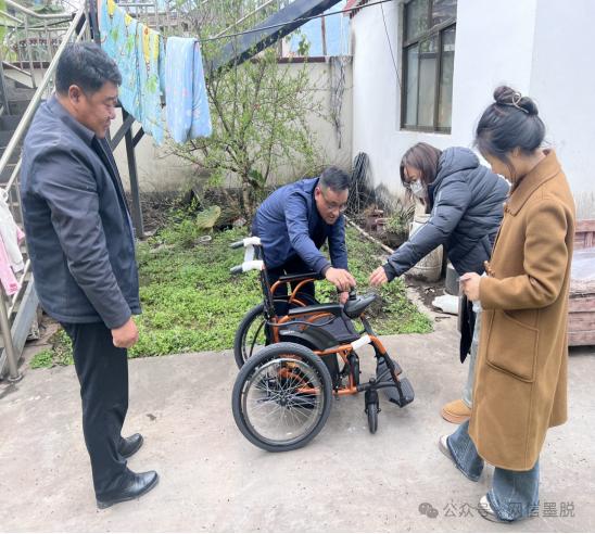 关爱残疾暖人心"服务活动,为东布路社区重度肢体残疾人送去电动轮椅并