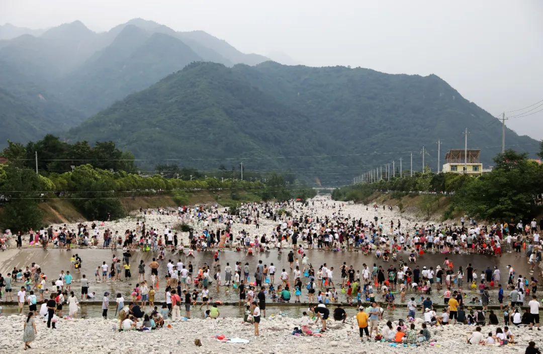 2023年2月5日,西安高陵,渭河泾河交汇的"泾渭分明"处升腾起绚丽的烟花