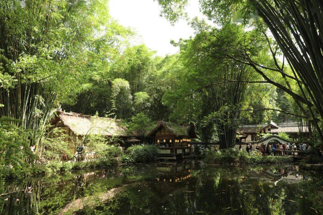 自浣花溪又蜿蜒一支流过草堂寺南,与杜甫有关系,草堂是否先于诗人存在