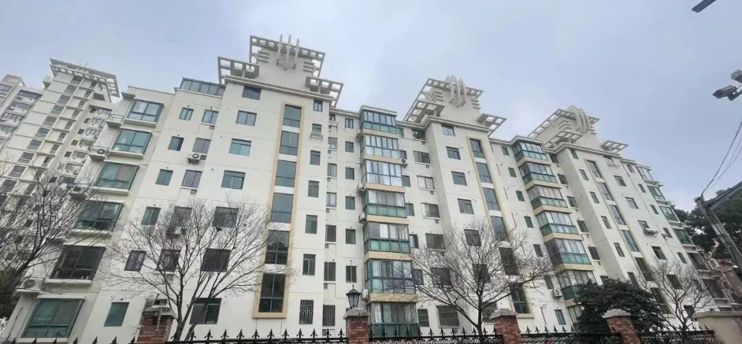 克服重重困难长宁这个20多年商品房小区11幢楼房的外立面完成修缮