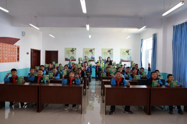 护校安园珲春公安交警进校园交通安全伴成长