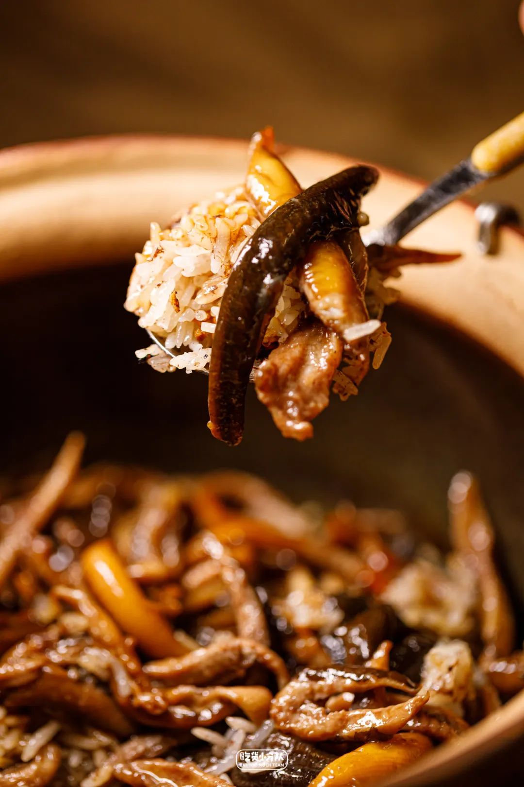 更突出食材本身的鲜美,每天请人现杀切丝,放胡椒,陈皮和酱油提前腌制