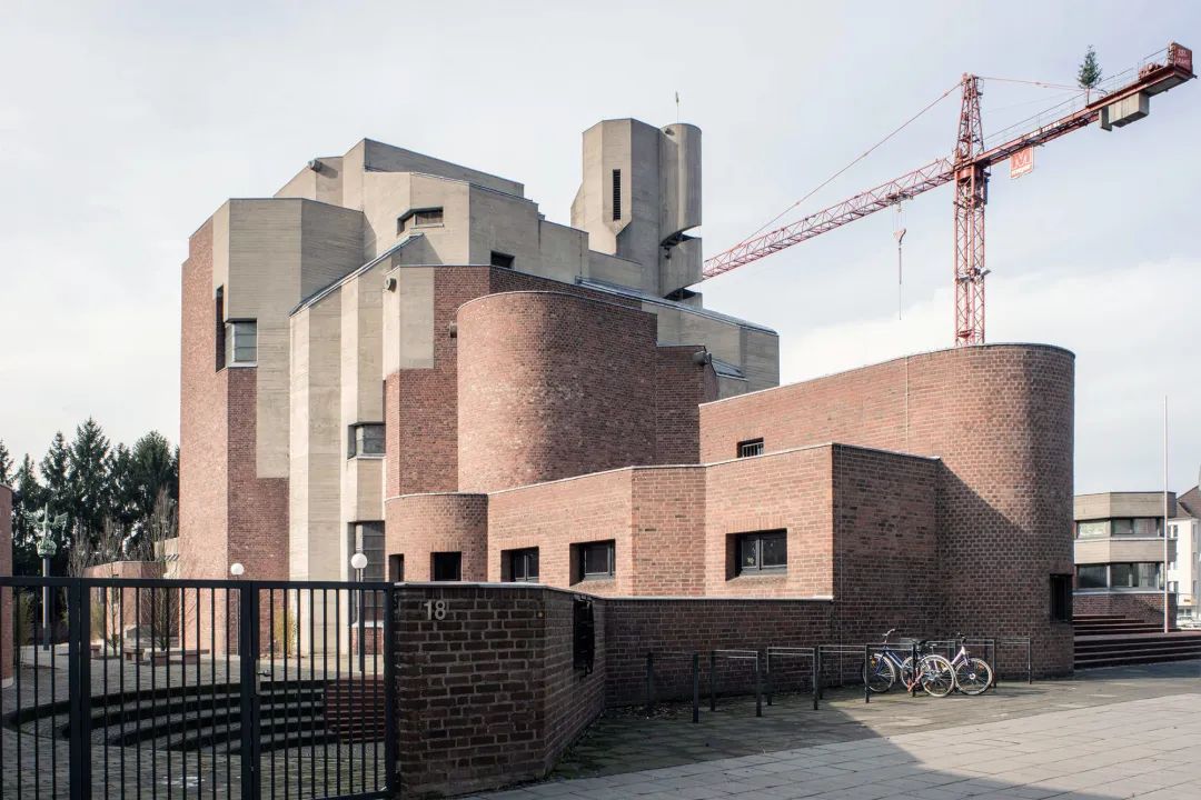 混凝土与红砖的交织:基督复活教堂 / gottfried b02hm_澎湃号·湃客