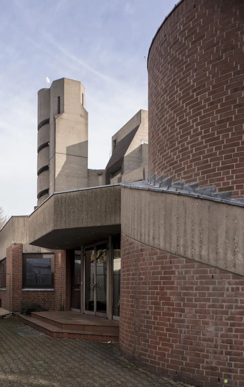 混凝土与红砖的交织:基督复活教堂 / gottfried b02hm_澎湃号·湃客