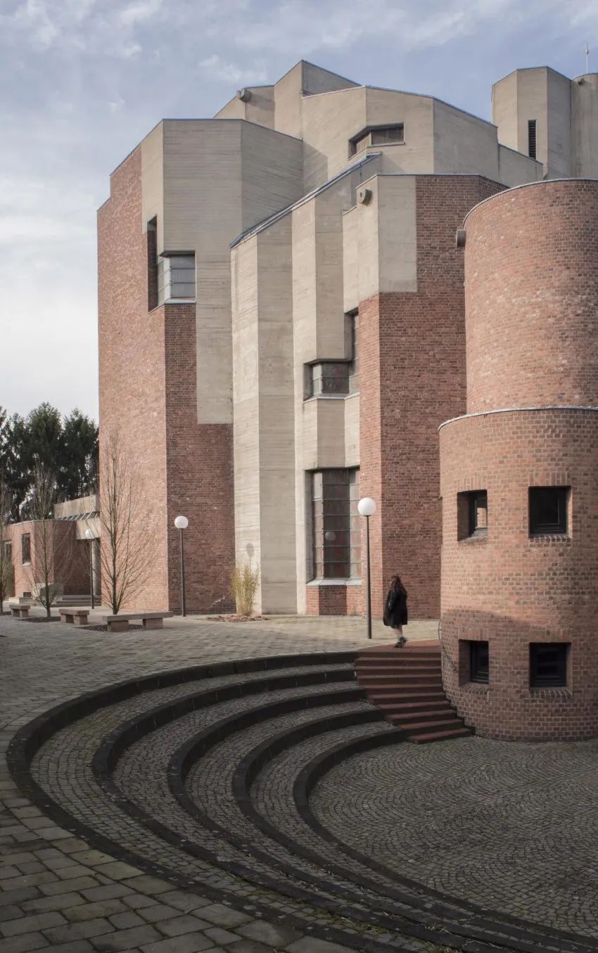 混凝土与红砖的交织:基督复活教堂 / gottfried b02hm_澎湃号·湃客