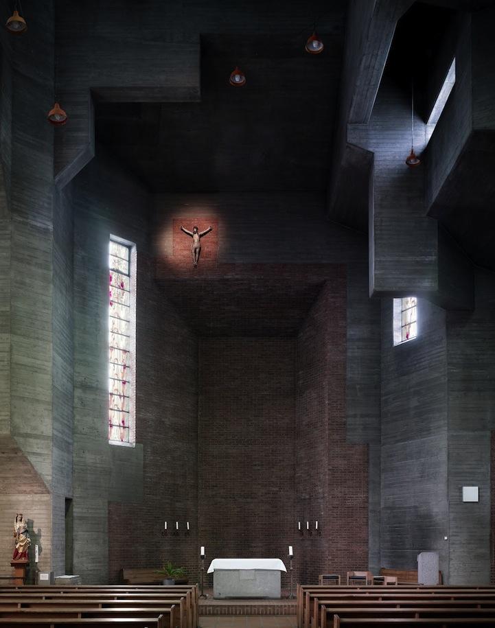 内部空间中,红砖墙和曲线设计创造出了许多嵌套的角落,让基督复活堂中