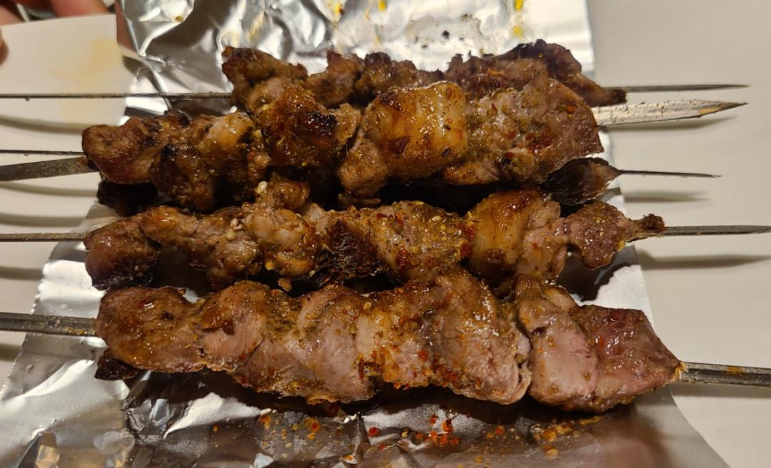我个人认为,飞天食府的羊肉串和嘉峪关的羊没有血缘关系,不仅肉块松散