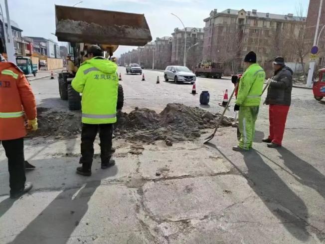 @大庆市民 发现道路有坑槽、裂缝、翻浆等现象，可打电话反映处理↘