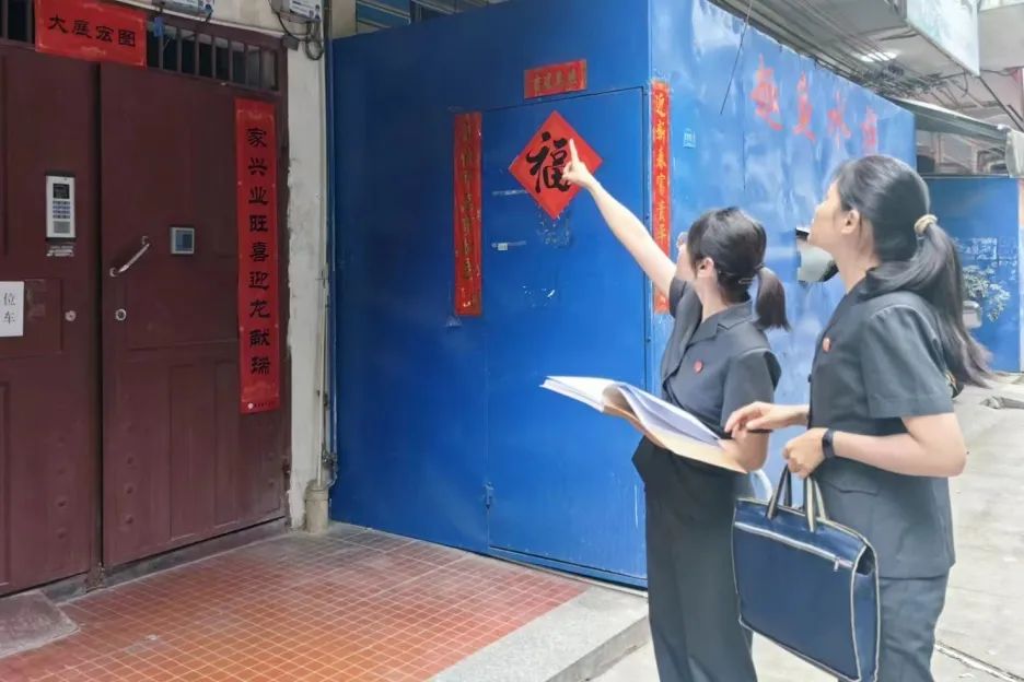 林美霞还发现房屋楼梯口外侧有治安监控,随即联系了辖区派出所调取