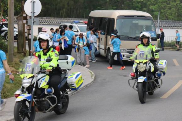 警察他们在跑步图片