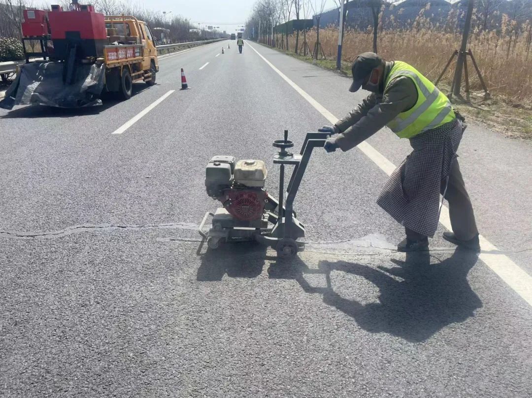 组织养护技术人员深入一线实地调查,对路面坑塘,裂缝,拥包,沉陷,车辙