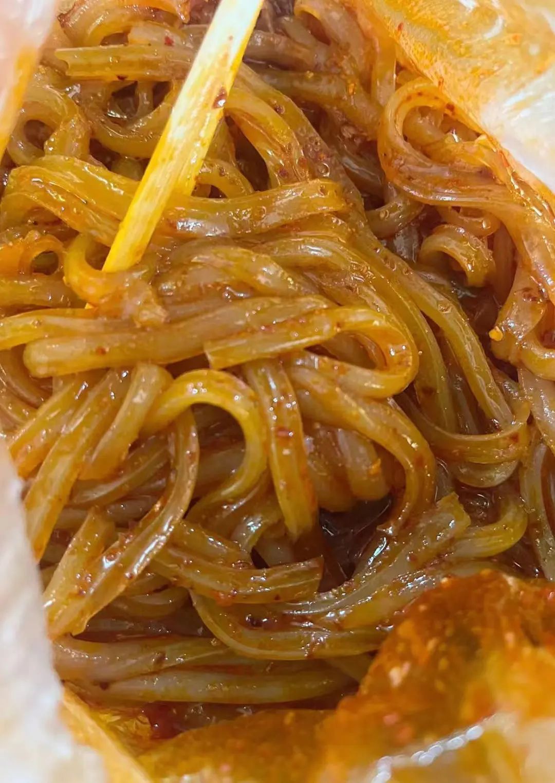 捞捞是用勺子刮下来,很像四川的旋子凉粉.