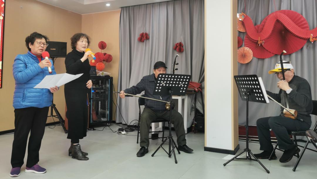 的"沪剧迷",这次相约来到党群服务站,在老师指导下演唱脍炙人口的唱段