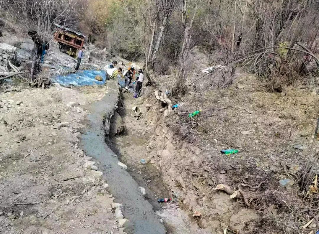 乡城零距离党员群众齐上阵清沟畅渠助春耕