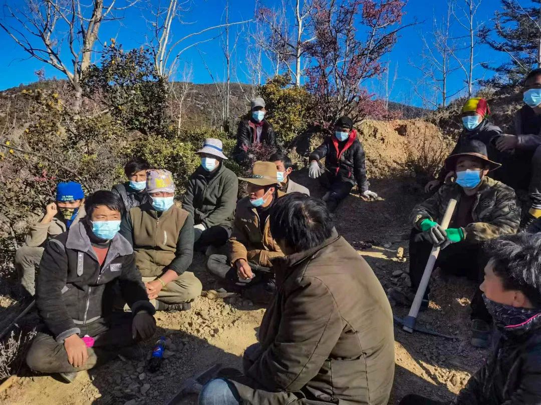乡城零距离党员群众齐上阵清沟畅渠助春耕