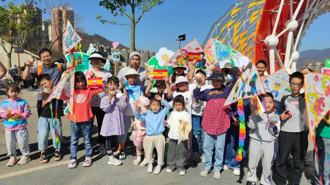 基层动态丨东区举办春日共放飞和谐亲子游主题风筝活动