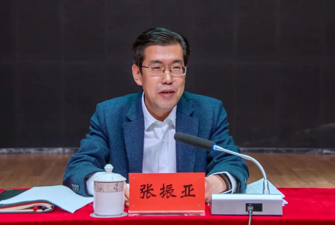 书记张振亚出席会议并讲话,县委副书记,县长何小明主持会议,陈维山