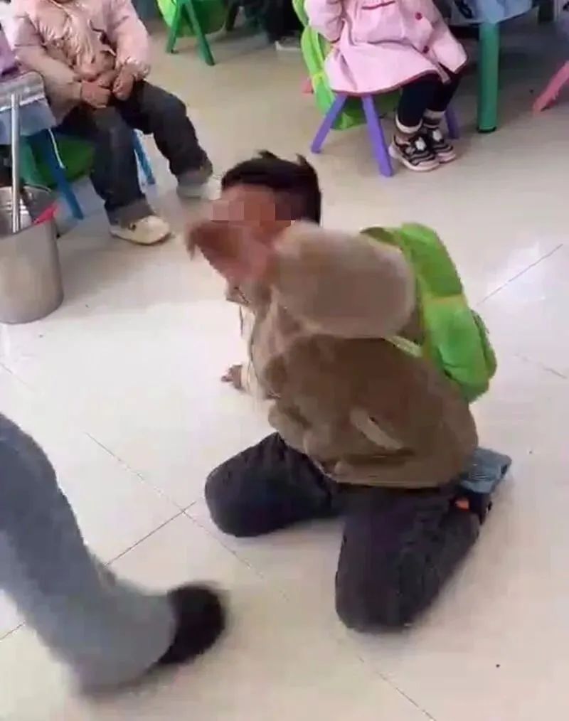 河南一幼儿园老师殴打孩子还脚踩脸部?涉事人员开除!园长停职!