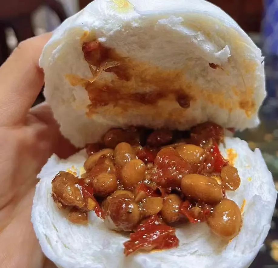 "拿几个馍搁蒸笼上馏馏,一会儿准备喝汤!