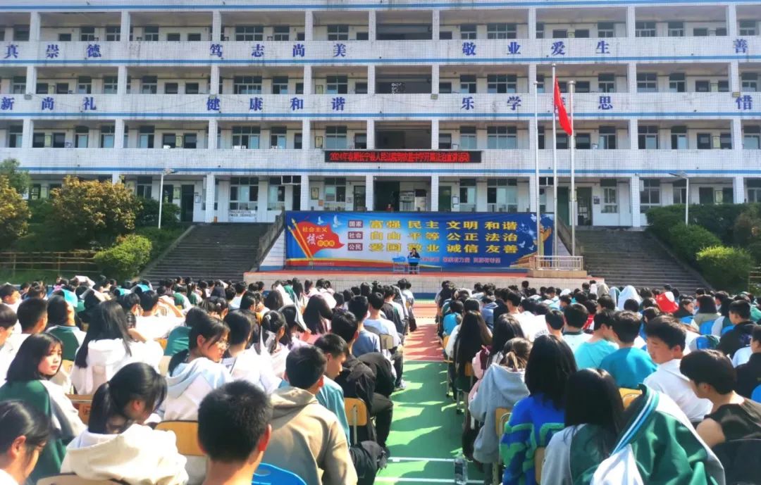 在长宁县农胜中学,竹海法庭庭长张敏将常见的一些不良习惯结合青少年