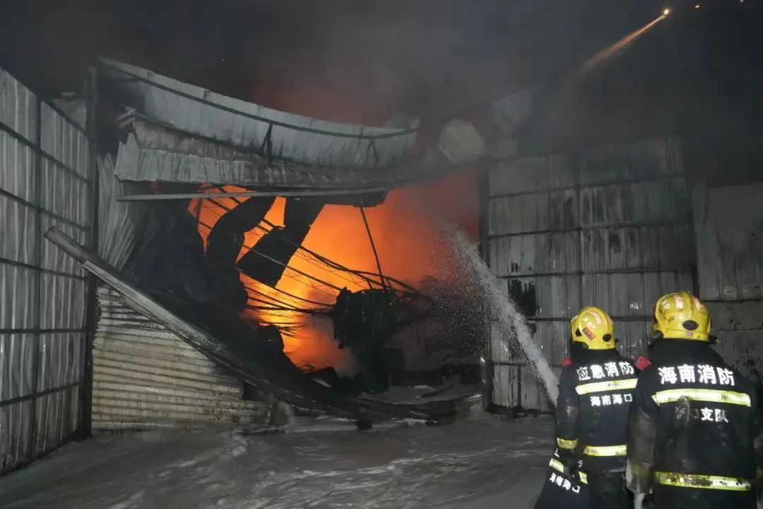 案例二2023年12月30日19时47分许,山东青岛一保税仓库突发大火,接警后