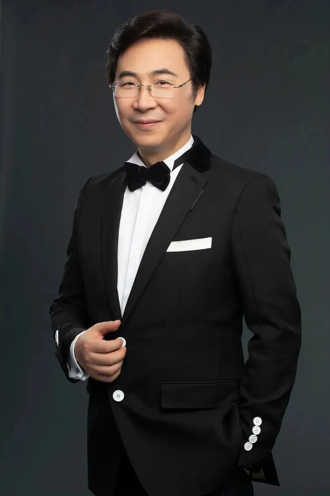 廖昌永为学生们纠正发音,指点门道,手把手,一步步助推他们登上世界级