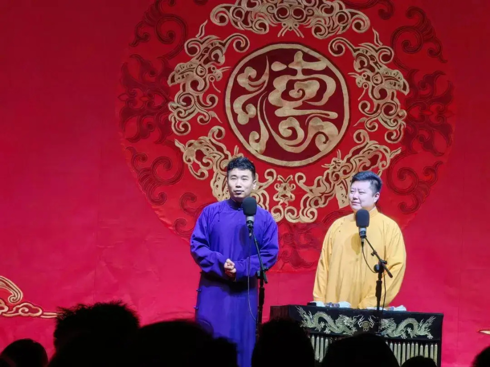 晚上不如去德云社听一场包袱十足的相声,或是看一场笑点不断的脱口秀