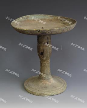 双支钉铜豆形灯在汉代,还有一种比较有代表性的灯具,即行灯.