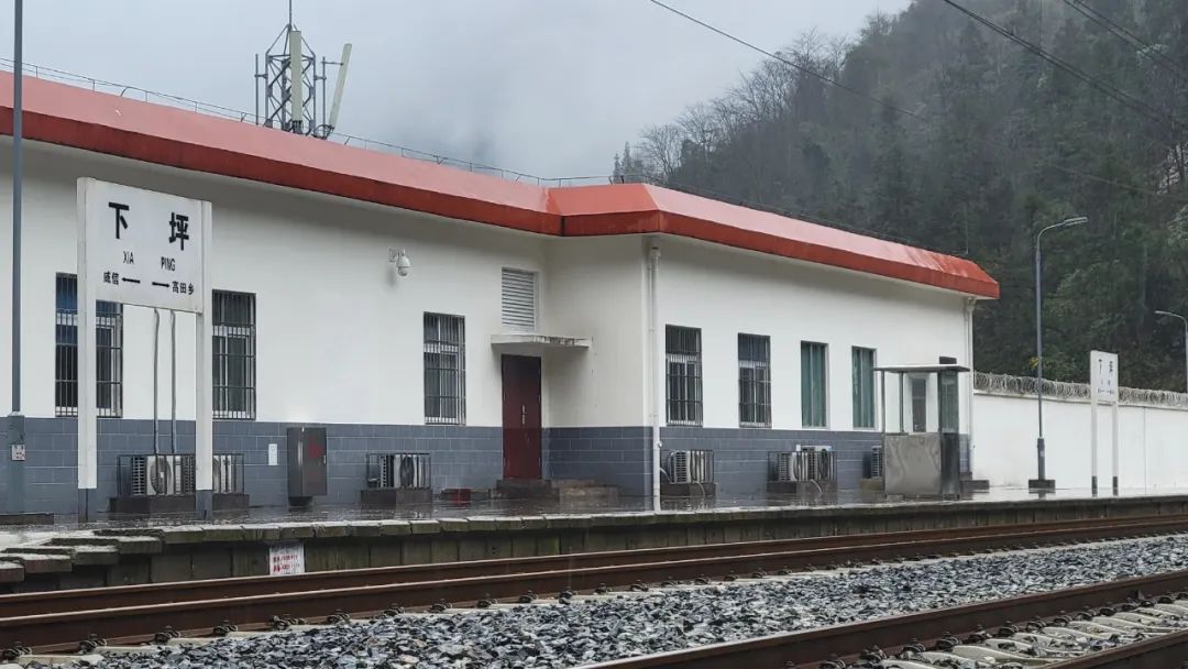 小站由一栋运转室楼和一栋职工生活宿舍组成,面积不大.