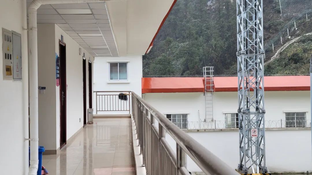 小站每天只有2名当班职工,他们需要在行车室监控列车进路.