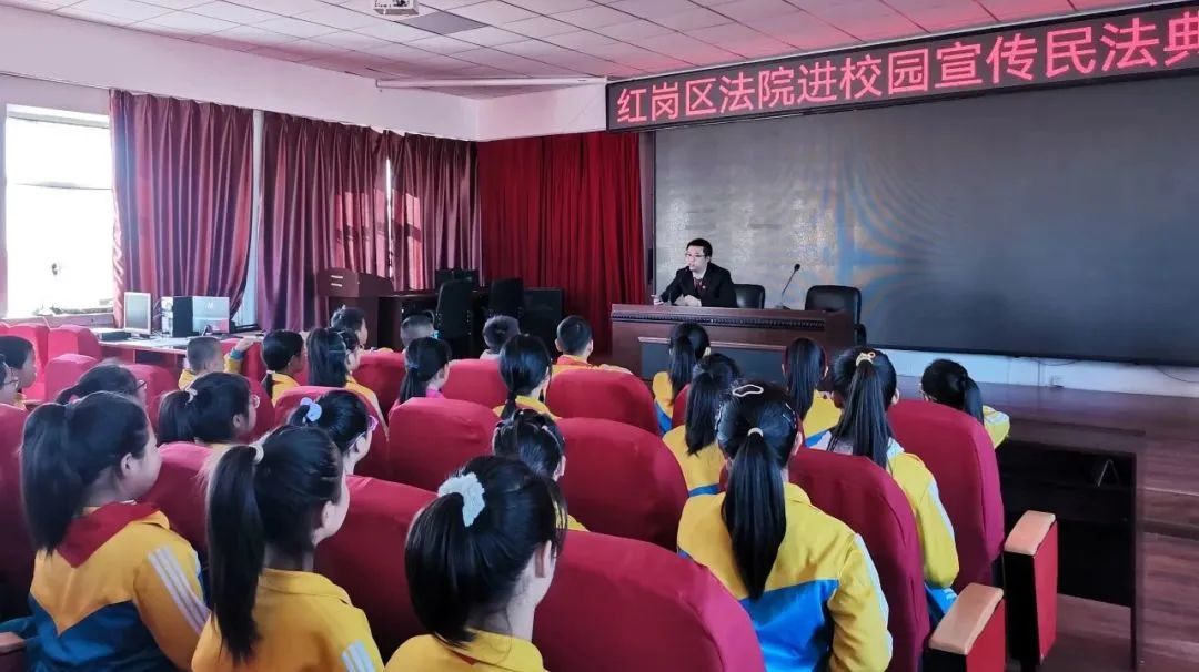 红岗区法院法官,杏南二小法治副校长孙宇健结合具体案例,深入浅出向