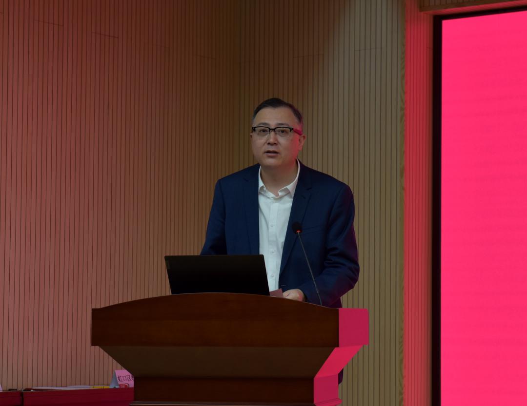 上海市虹口区教育局局长孙磊为仪式致辞,表示近年来虹口区教育局积极