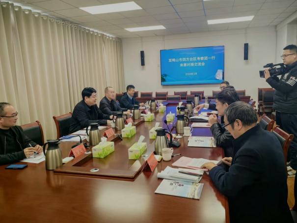 3月16日,于立国与泰安市泰山区人民政府就双方建立友好区进行会谈.