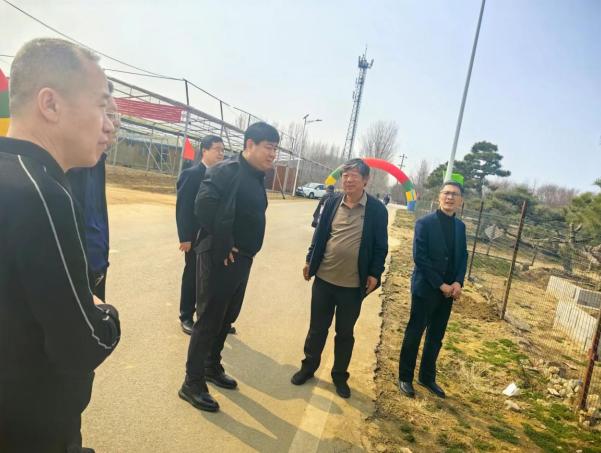 3月16日,于立国与泰安市泰山区人民政府就双方建立友好区进行会谈.