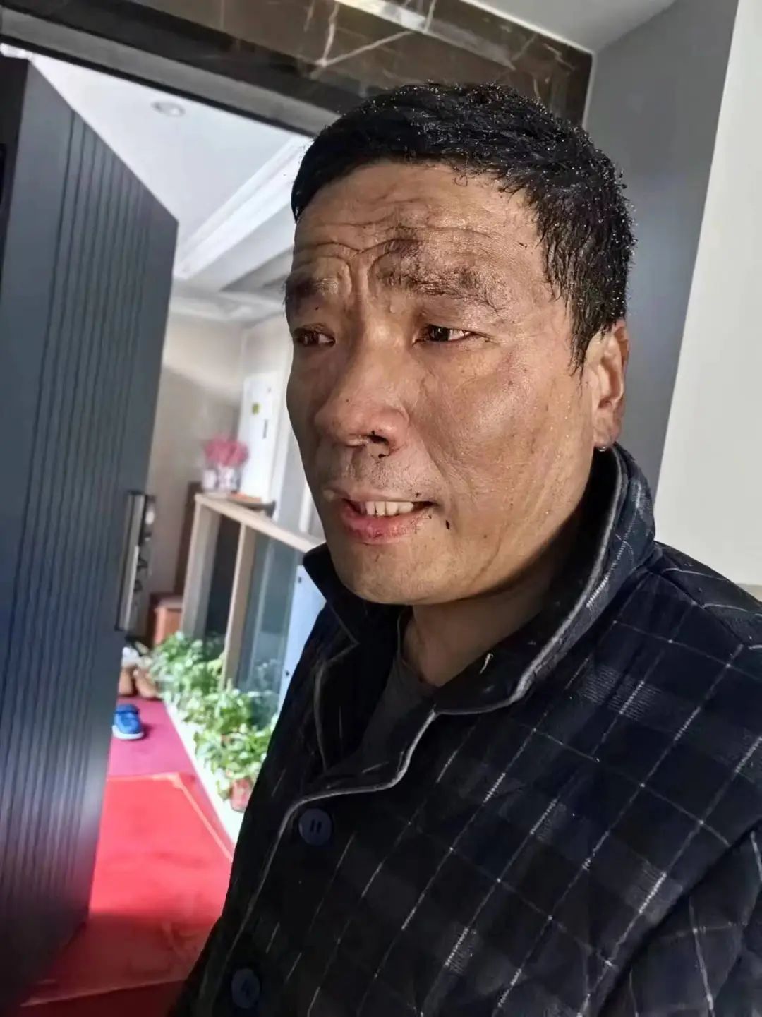 薛雷是一名退伍军人又是老党员,在法院后勤服务中心承担后勤保障工作