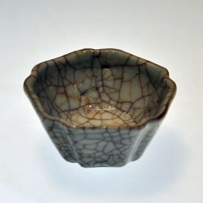 国家博物馆藏宋代 哥窑葵口盘(侧面)然而哥窑不一样,哥窑窑址至今没有